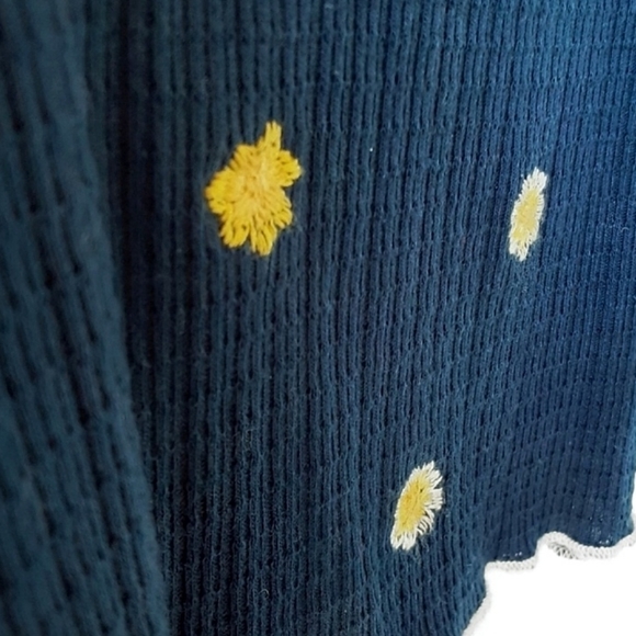 ALTAR'D STATE Waffle Knit Embroidered Sunflowers Lettuce Edge Top Size Large - Picture 3 of 5